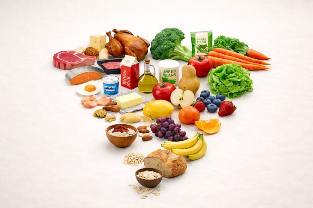 νέα διατροφική πυραμίδα με ανεστραμμένη διάταξη τροφίμων: πρωτεΐνη, γαλακτοκομικά, λαχανικά, φρούτα και δημητριακά ολικής άλεσης σε φωτεινό φόντο.